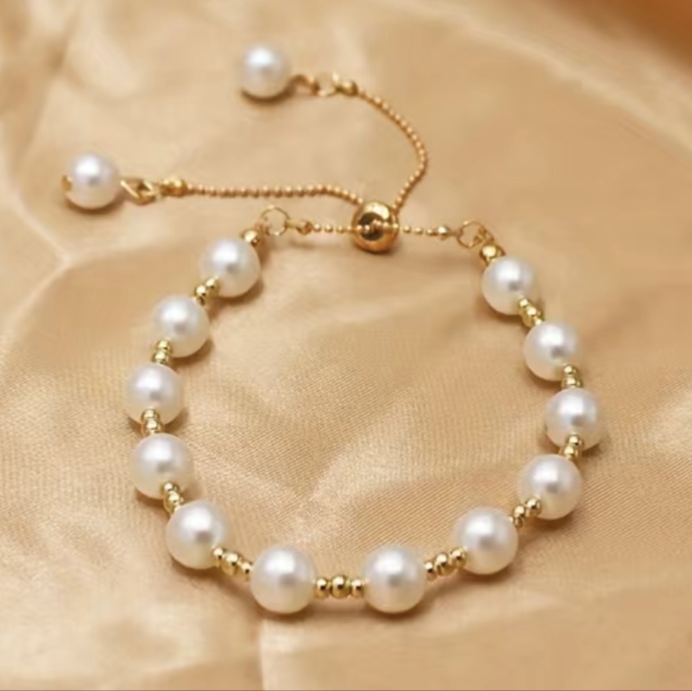 Nwt! Beautiful gold and pearl bracelet